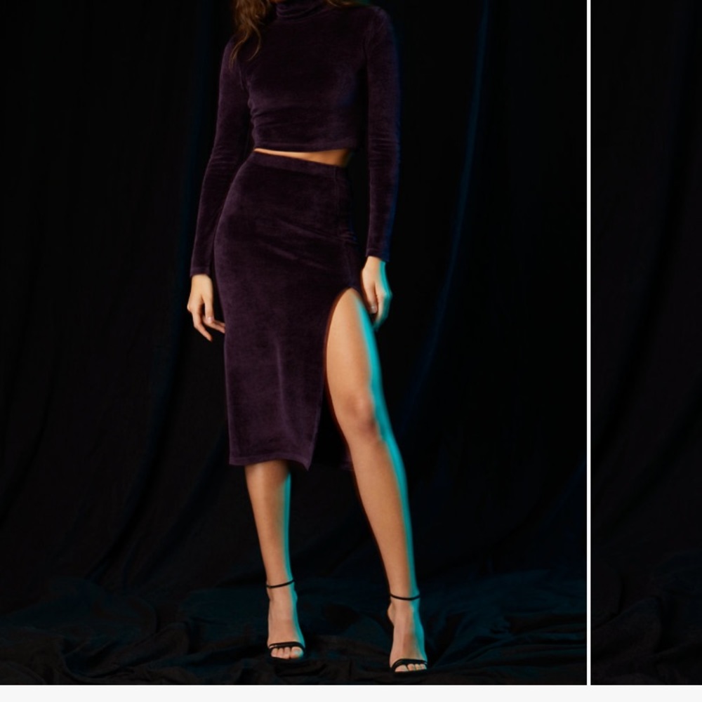 Velvet skirt with slit